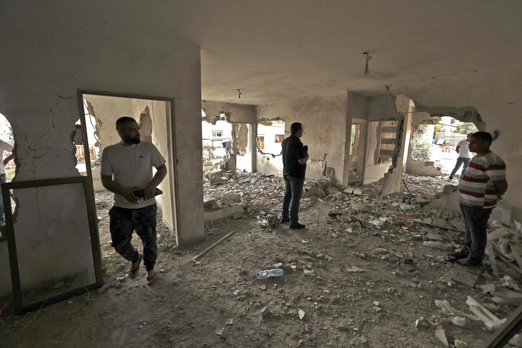 Penembakan di Tel Aviv tersebut adalah bagian dari gelombang serangan terhadap target Israel di mana 19 orang, kebanyakan warga sipil Israel di Israel, tewas. Sebagian besar serangan itu dilakukan oleh warga Palestina. Tiga penyerang Arab Israel juga tewas. 