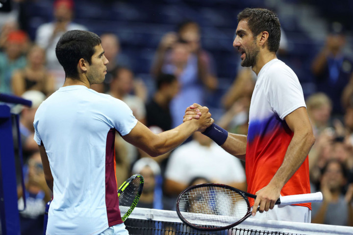 Dalam pertarungan tiga jam 54 menit yang melelahkan, Alcaraz harus bertarung lima set dengan 6-4, 3-6, 6-4, 4-6, dan 6-3.