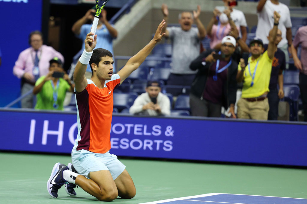Alcaraz, yang berusia 19 tahun, unggulan ketiga dan dipandang sebagai favorit juara selanjutnya  akan menghadapi petenis Italia Jannik Sinner untuk memperebutkan tempat di semifinal.