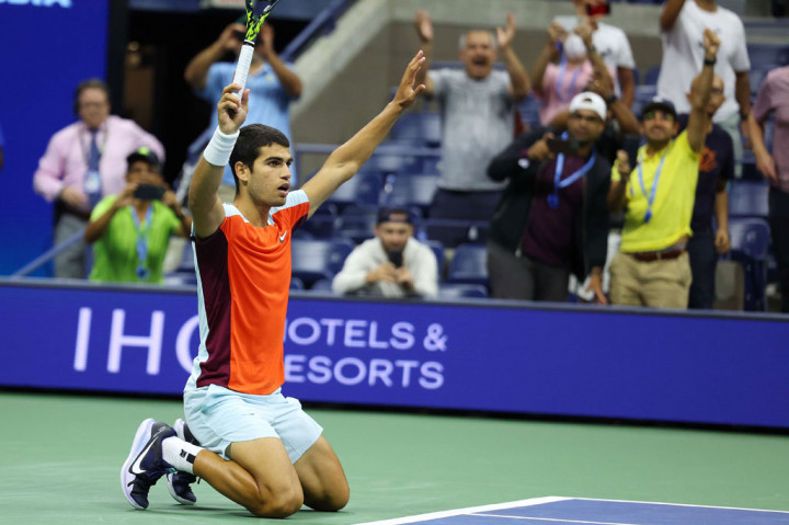 Alcaraz, yang berusia 19 tahun, unggulan ketiga dan dipandang sebagai favorit juara selanjutnya  akan menghadapi petenis Italia Jannik Sinner untuk memperebutkan tempat di semifinal.