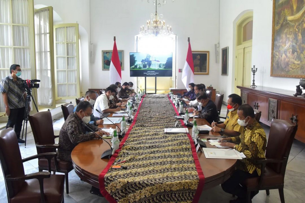 Presiden Joko Widodo memimpin Rapat Terbatas mengenai Evaluasi Proyek Strategis Nasional (PSN), di Istana Kepresidenan Bogor, Jawa Barat, Selasa, 6 September 2022. 