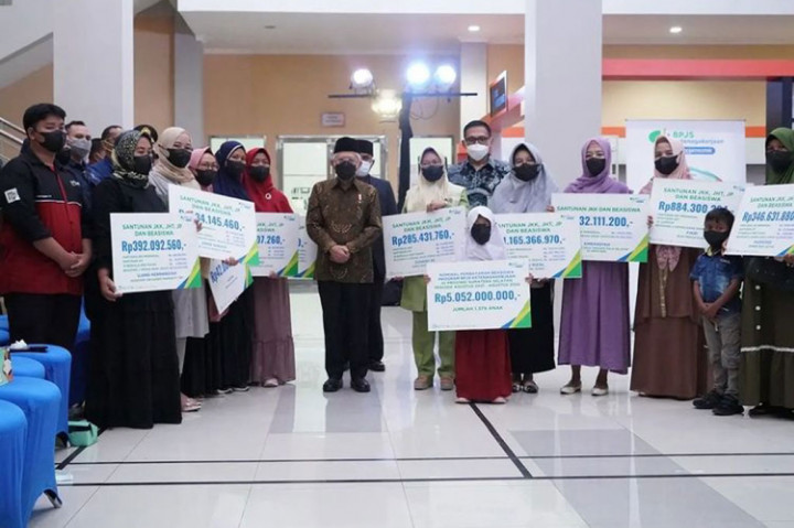 Ma'ruf Amin pada kesempatan itu juga menyerahkan bantuan dari Kementerian Sosial dan Badan Penyelenggara Jaminan Sosial Ketenagakerjaan (BPJAMSOSTEK) kepada warga.
