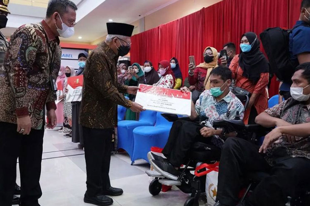 Bantuan yang diberikan dari Kemensos berupa Bantuan Langsung Tunai (BLT) Bahan Bakar Minyak (BBM), Program Keluarga Harapan (PKH), Asistensi Rehabilitasi Sosial (Atensi) berupa kursi roda elektrik, wirausaha, serta santunan yatim piatu.