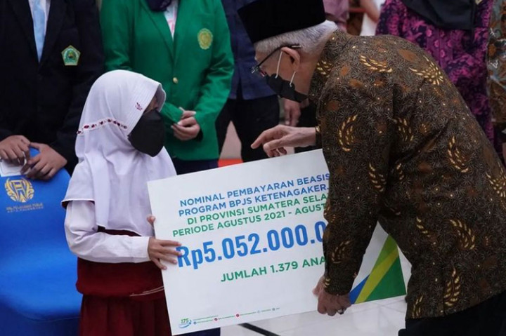 Sementara bantuan dari BPJAMSOSTEK berupa Jaminan Kecelakaan Kerja (JKK), Jaminan Hari Tua (JHT), Jaminan Pensiun (JP), dan beasiswa.