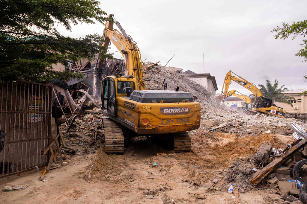 Badan Manajemen Darurat Negara Bagian Lagos (LASEMA) mengatakan para operatornya telah bekerja dengan petugas penyelamat lainnya selama lebih dari 24 jam di lokasi kejadian. 