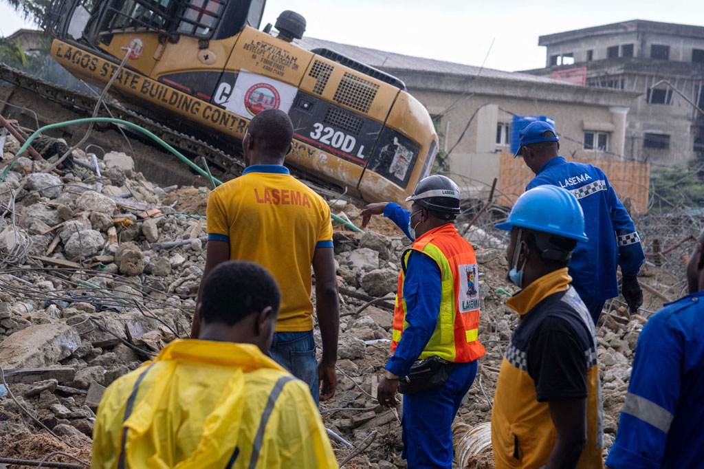 Belum jelas berapa banyak orang yang terjebak pada saat ambruknya bangunan di kawasan komersial kelas atas di kota itu. Tidak ada keterangan yang diberikan terkait runtuhnya bangunan tersebut.