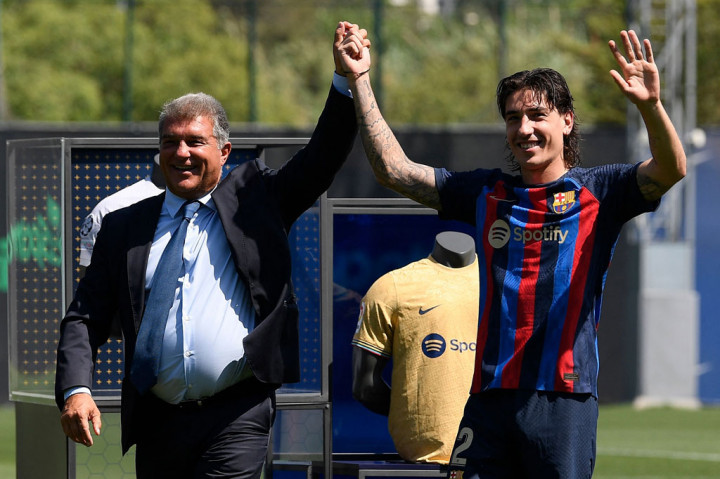 Presiden Barcelona Joan Laporta (kiri) resmi memperkenalkan pemain baru Hector Bellerin di Ciudad Deportivo Joan Gamper, Barcelona, Selasa, 6 September 2022.