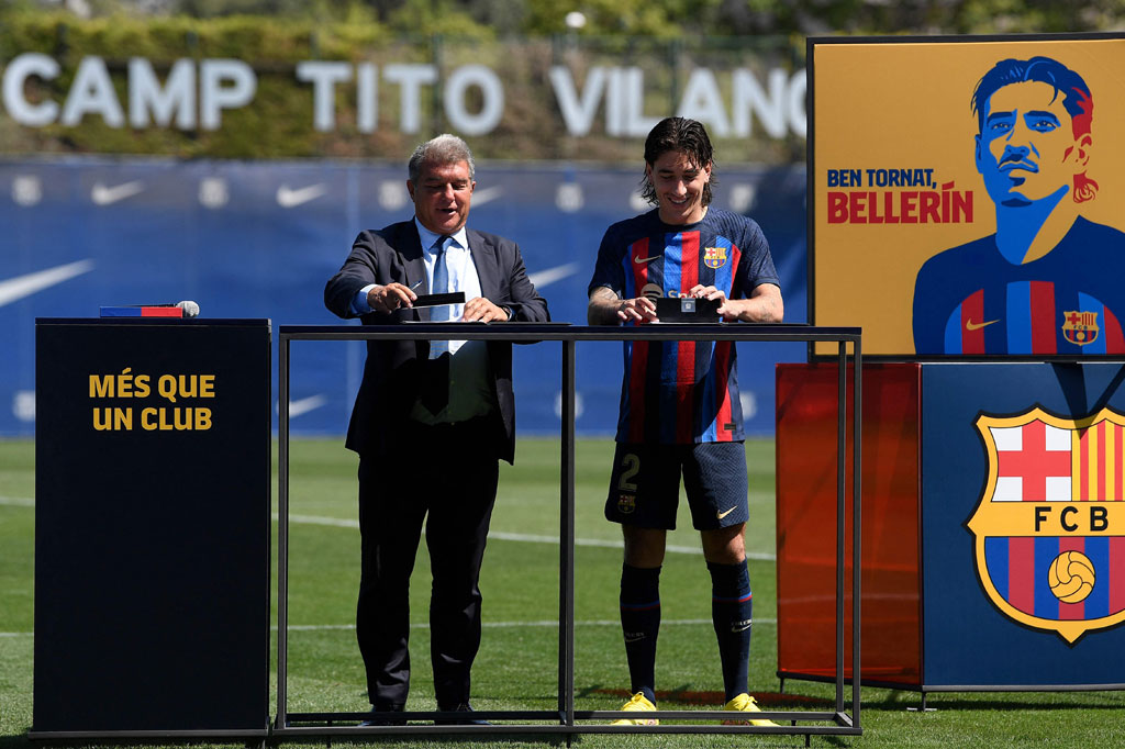 Bellerin, 27, dikontrak oleh Barca hingga 30 Juni 2023 mendatang. Dia adalah jebolan akademi Barcelona La Masia tetapi  gagal menembut tim utama dan memutuskan pindah ke Arsenal pada 2011.