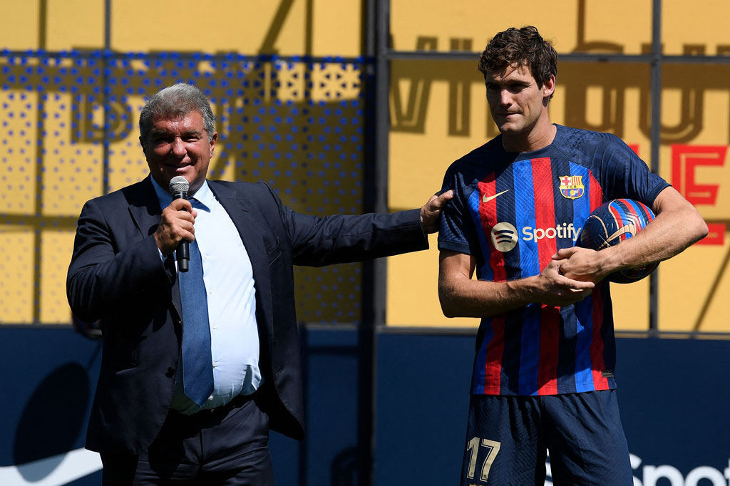 Sementara itu Alonso direkrut oleh Blaugrana dengan status bebas transfer dari Chelsea. Dia merupakan produk dari sistem pemain muda Real Madrid.