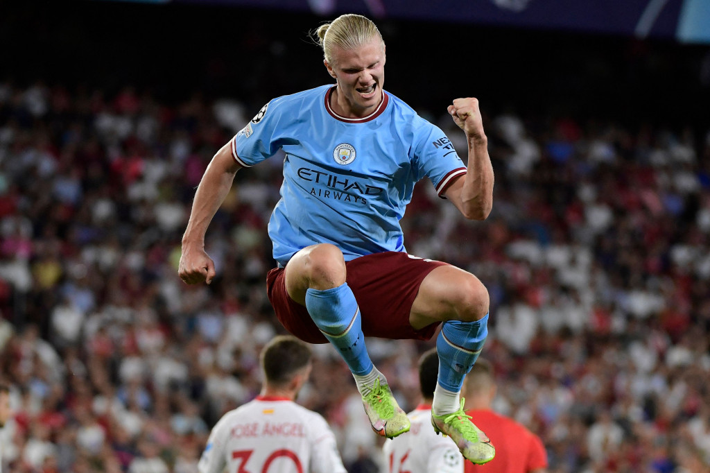 Pemain timnas Norwegia Erling Haaland membuka keunggulan untuk Manchester City pada menit ke-20 dengan sepakan voli menyambut umpan silang Kevin de Bruyne. Skor 1-0 bertahan hingga jeda.