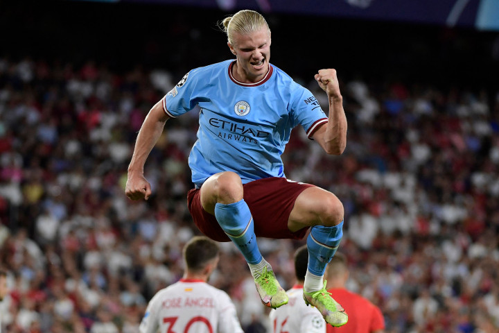 Pemain timnas Norwegia Erling Haaland membuka keunggulan untuk Manchester City pada menit ke-20 dengan sepakan voli menyambut umpan silang Kevin de Bruyne. Skor 1-0 bertahan hingga jeda.