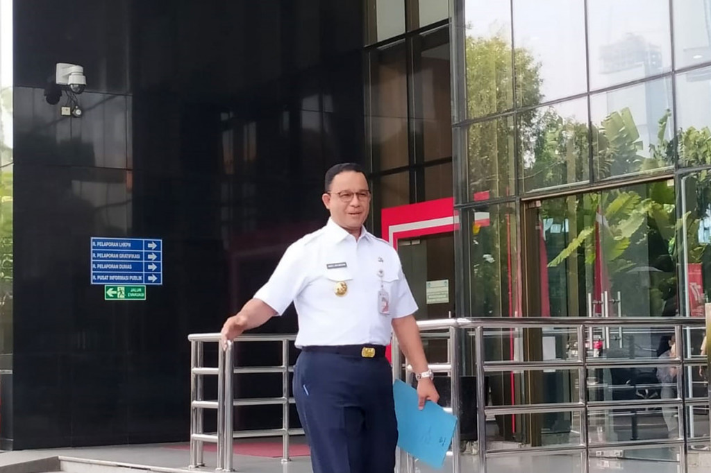 Anies dengan mengenakan baju dinas tiba di Gedung Merah Putih KPK, Jakarta Selatan pada pukul 09.25 WIB. Di tangan kirinya Anies menenteng map warna biru.