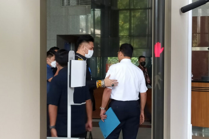 Kepada wartawan, Anies melambaikan tangan sambil tersenyum dan hanya mengucapkan terima kasih. Dia kemudian masuk ke gedung KPK.