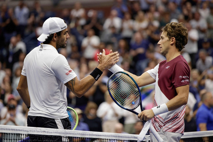 Unggulan kelima asal Norwegia itu menyingkirkan petenis Italia Matteo Berrettini dengan 6-1, 6-4, 7-6 (7/4) untuk melaju ke semifinal turnamen Grand Slam keduanya setelah menjadi runner-up French Open lalu.