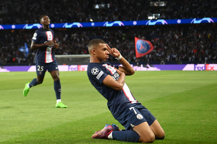 PSG sudah memimpin 1-0 saat laga baru berjalan 5 menit. Kylian Mbappe merobek gawang Juventus setelah menyambar bola lob dari umpan Neymar.