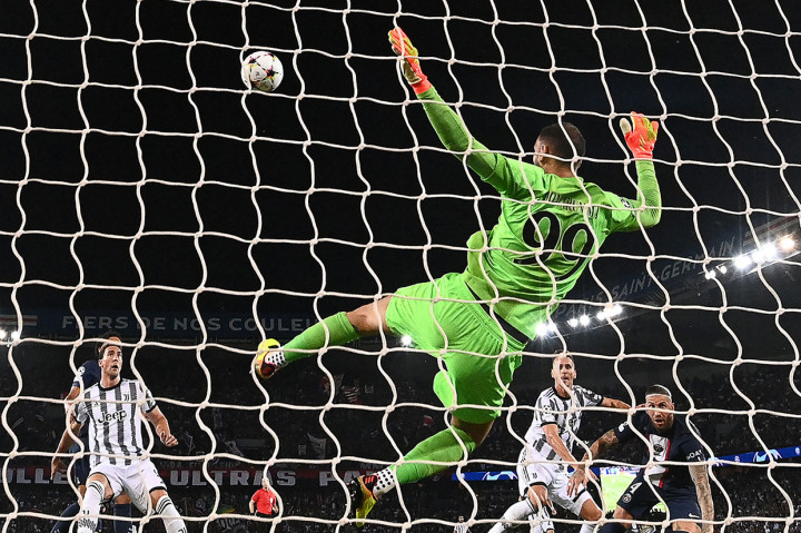 Juventus nyaris menyamakan kedudukan pada menit ke-18. Arkadiusz Milik menanduk umpan silang di mulut gawang PSG, tetapi bola ditepis Gianluigi Donnarumma. Bola liar gagal dituntaskan oleh Filip Kostic.