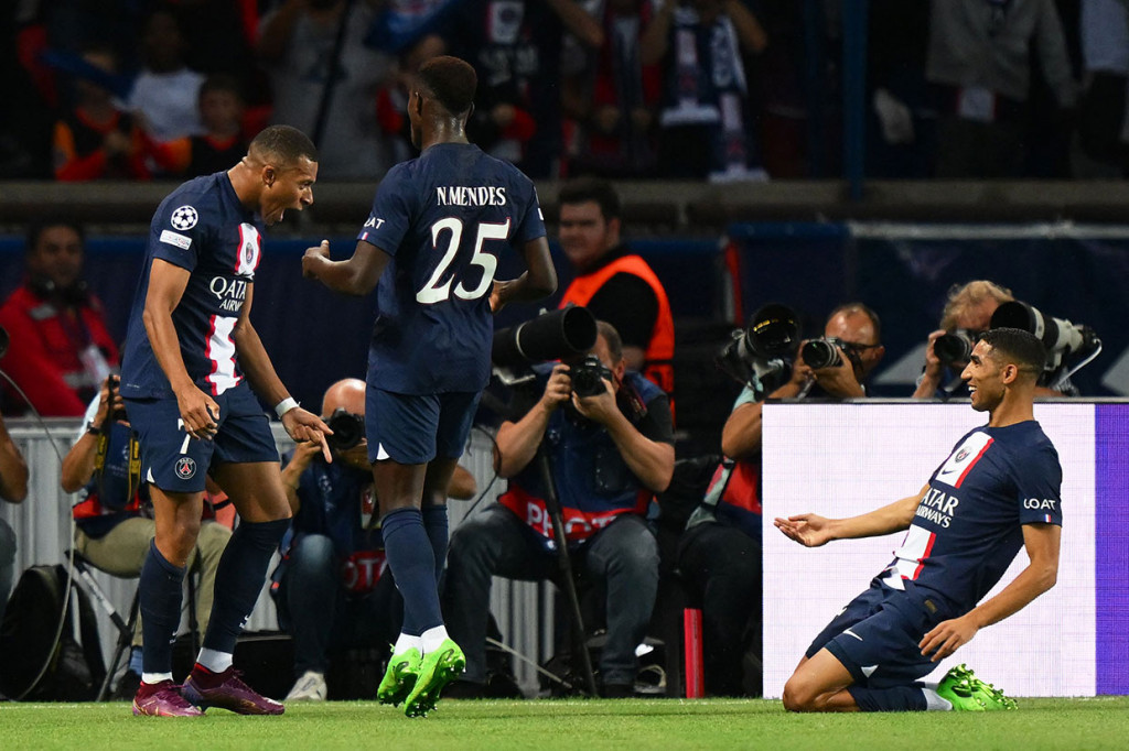 Pada menit ke-22, PSG justru berhasil mencetak gol kedua. Serangan cepat dari kanan dan umpan satu-dua dengan Hakimi dituntaskan Mbappe dengan sepekan first time. Skor 2-0 bertahan hingga jeda.
