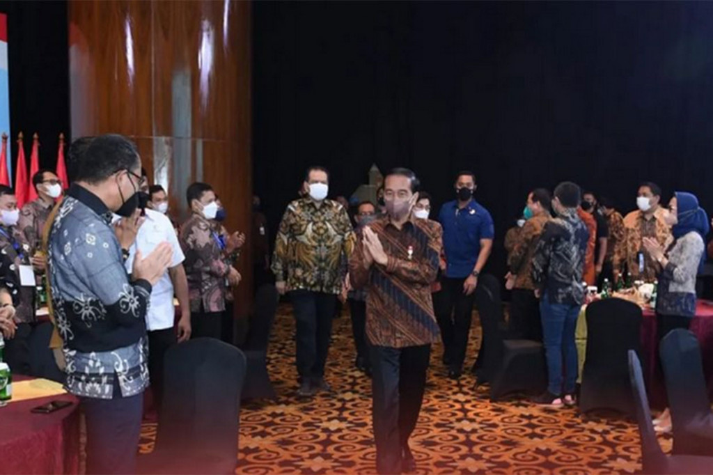 Presiden Joko Widodo menghadiri sekaligus membuka secara resmi Sarasehan 100 Ekonom Indonesia tahun 2022 yang digelar di Auditorium Menara Bank Mega, Jakarta, Rabu, 7 September 2022 pagi.
