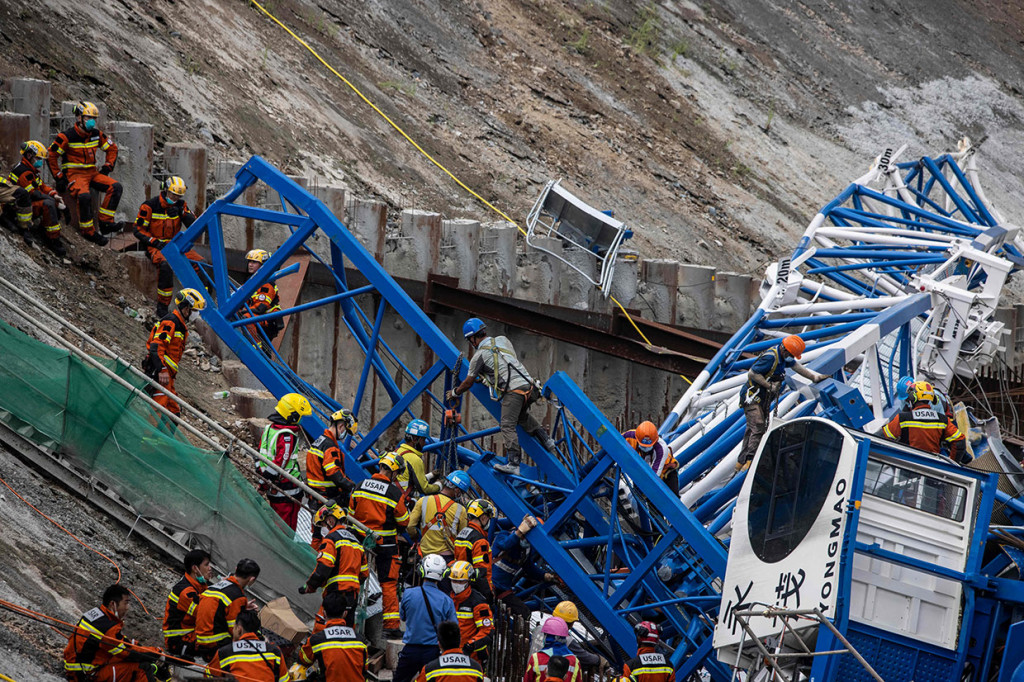 Polisi menambahkan, enam pekerja konstruksi yang terluka dibawa ke rumah sakit, sementara seorang pria lainnya masih terperangkap di bawah puing-puing dan menunggu penyelamatan.