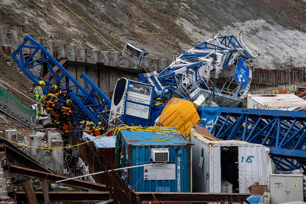 Kecelakaan itu terjadi tak lama setelah pukul 10 pagi (0200 GMT) ketika crane jatuh ke sebuah kontainer, dan kemudian jatuh menimpa pekerja konstruksi, menurut South China Morning Post (SCMP).