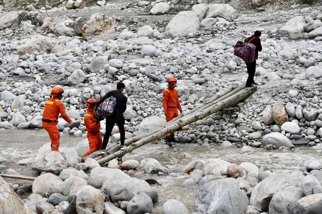 Lebih dari 21.000 orang, menurut laporan televisi pemerintah CCTV, telah dievakuasi dari daerah rawan longsor atau rawan bangunan runtuh.