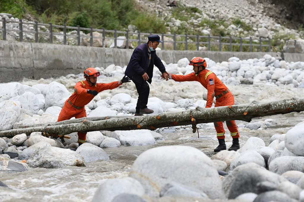 Hingga saat ini, tim penyelamat masih menyusuri desa-desa terpencil di area pegunungan barat daya dalam upaya mencari korban selamat gempa tersebut, dengan puluhan orang diyakini terjebak atau hilang.