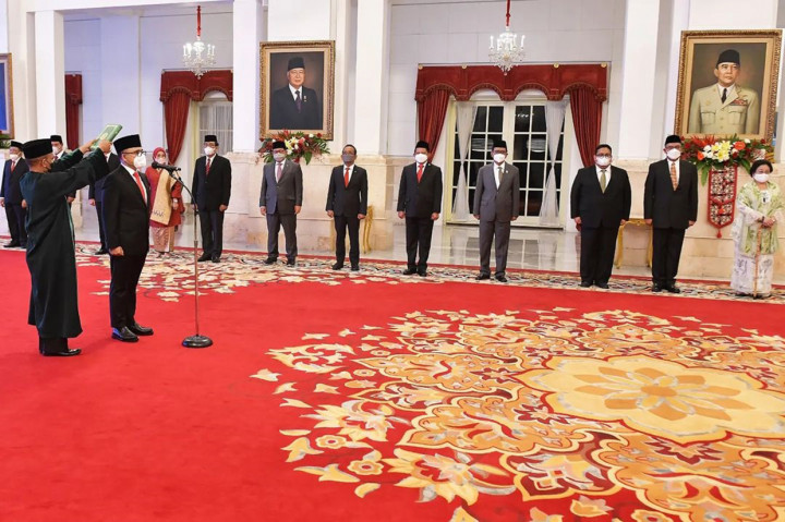 Presiden Joko Widodo resmi melantik Abdullah Azwar Anas sebagai Menteri Pendayagunaan Aparatur Negara dan Reformasi Birokrasi (Menpan RB), menggantikan almarhum Tjahjo Kumolo.