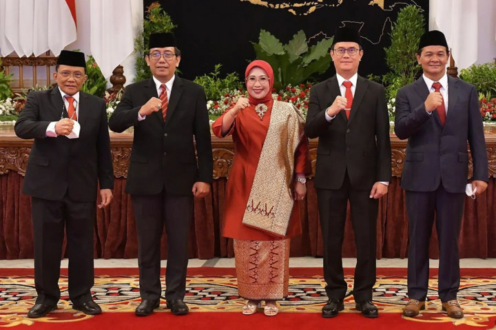 Adapun kelima anggota DKPP yang dilantik yakni, I Dewa Kade Wiarsa Raka Sandi, Ratna Dewi Pettalolo, Muhammad Tio Aliansyah, Heddy Lugito, dan J. Kristiadi.