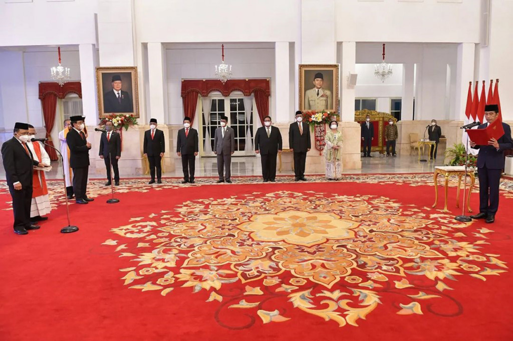 Pelantikan ini berdasarkan Keputusan Presiden Republik Indonesia Nomor 82/P Tahun 2022 tentang Pemberhentian dan Pengangkatan Anggota Dewan Kehormatan Penyelenggaraan Pemilu Unsur Tokoh Masyarakat. Surat Keputusan ini ditetapkan Presiden Jokowi di Jakarta tanggal 22 Juli 2022.