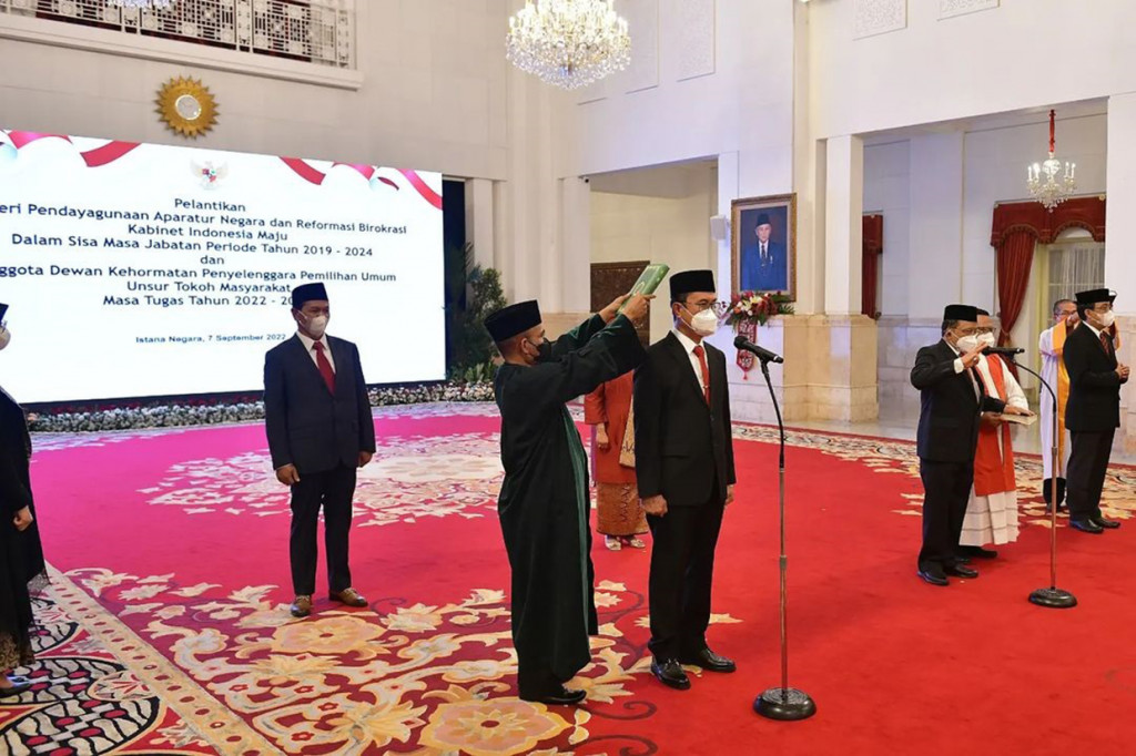 Presiden Joko Widodo  melantik 5 anggota Dewan Kehormatan Penyelenggara Pemilu (DKPP) unsur tokoh masyarakat masa tugas tahun 2022-2027. Pelantikan dilakukan di Istana Negara Jakarta, Rabu, 7 September 2022.
