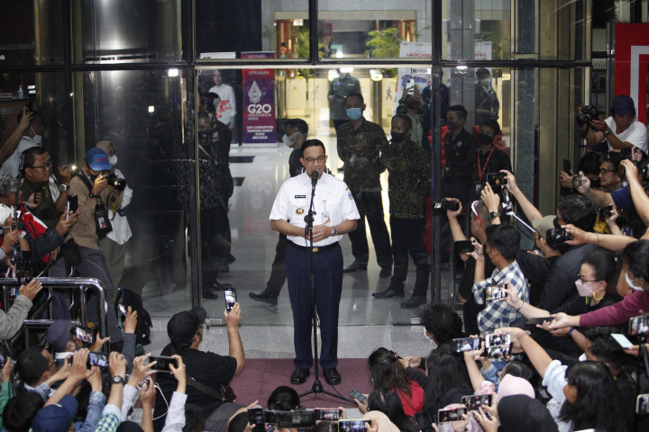 Anies Baswedan diperiksa selama 11 jam terkait dugaan korupsi ajang balap mobil listrik Formula E oleh PT. Jakarta Propertindo (Jakpro) dimana Pemerintah Provinsi DKI Jakarta sudah menggelontorkan uang ratusan miliar rupiah untuk penyelenggaraan ajang Formula E.