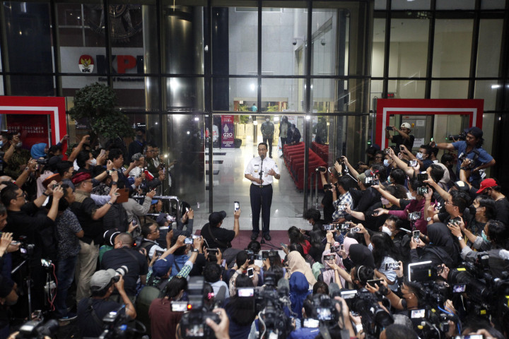 Anies Baswedan diperiksa selama 11 jam terkait dugaan korupsi ajang balap mobil listrik Formula E oleh PT. Jakarta Propertindo (Jakpro) dimana Pemerintah Provinsi DKI Jakarta sudah menggelontorkan uang ratusan miliar rupiah untuk penyelenggaraan ajang Formula E.