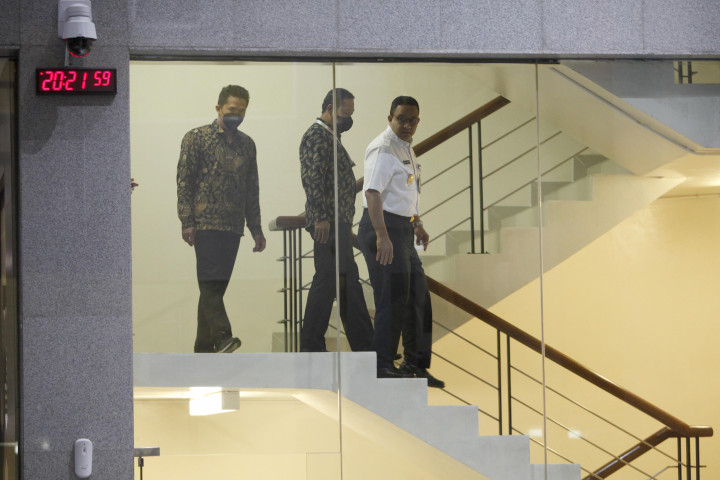 Gubernur DKI Jakarta Anies Baswedan berjalan keluar usai menjalani pemeriksaan sebagai saksi di Gedung Komisi Pemberantasan Korupsi (KPK) Merah Putih, Rasuna Said, Jakarta, Rabu, 7 September 2022.