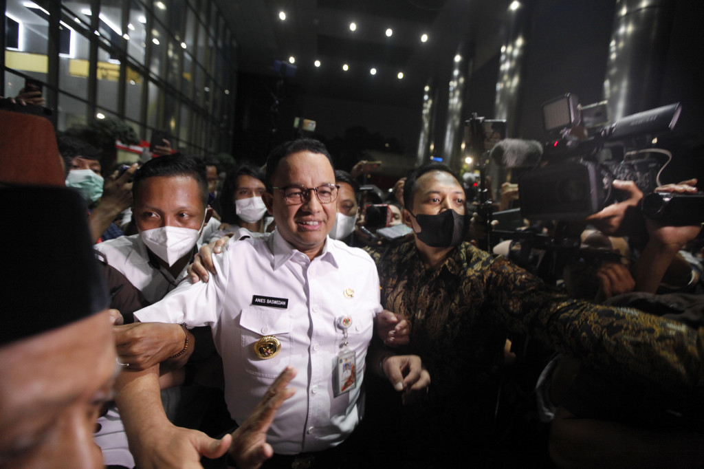Gubernur DKI Jakarta Anies Baswedan dikawal pendukung berjalan keluar usai menjalani pemeriksaan sebagai saksi di Gedung Komisi Pemberantasan Korupsi (KPK) Merah Putih, Rasuna Said, Jakarta, Rabu, 7 September 2022.
