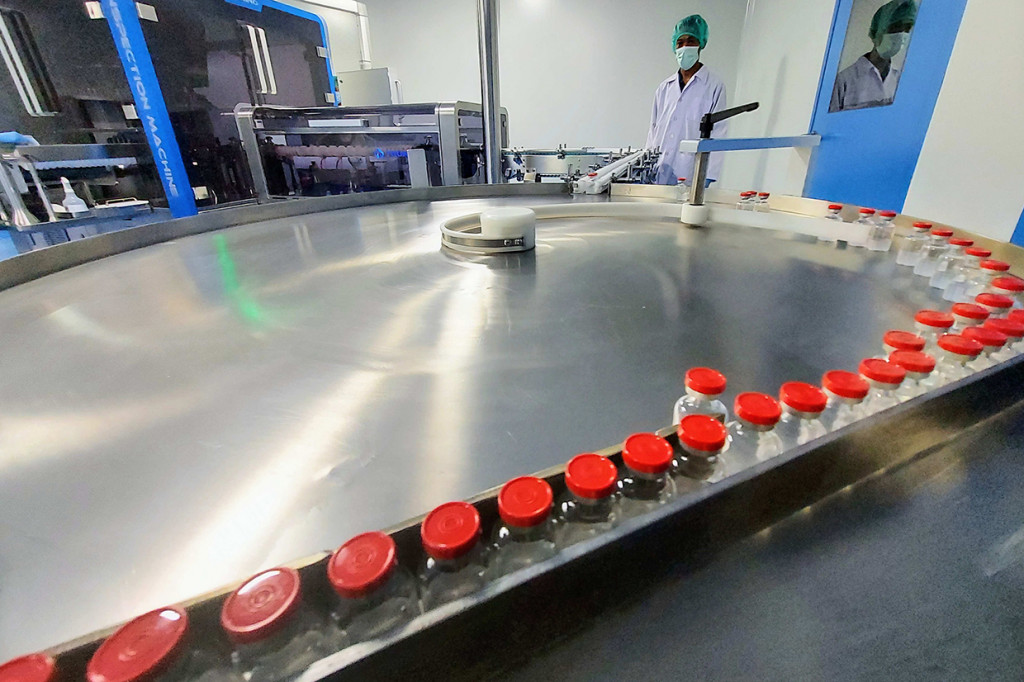 Pekerja mengerjakan proses produksi vaksin covid-19, Inavac atau Vaksin Merah Putih, di PT Biotis Pharmaceuticals Indonesia, Bogor, Rabu, 7 September 2022.