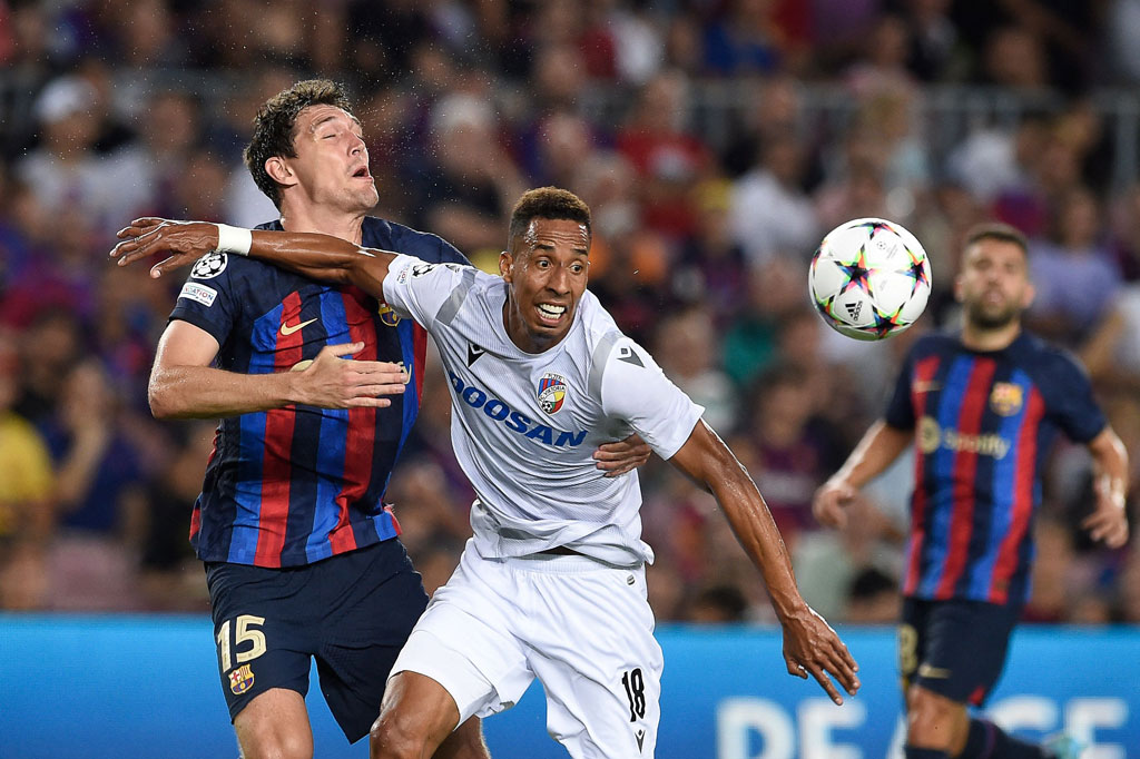 Barcelona nyaris dihukum penalti pada menit ke-23 setelah Andreas Christensen dianggap wasit menjatuhkan Jhon Mosquera. Tetapi Video Assistant Referee (VAR) menunjukkan Christensen lebih dulu disikut oleh Mosquera. Mosquera kemudian dikartu kuning.