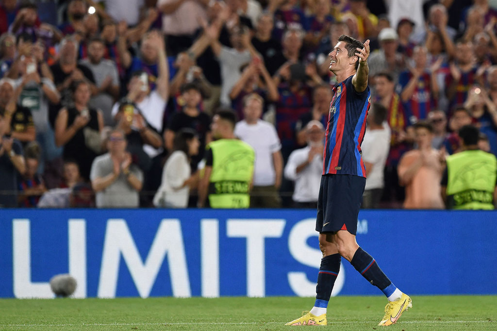 Barca memperbesar keunggulan pada menit ke-67, yang sekaligus gol ketiga Lewandowski. Menerima umpan dari Ferran Torres, tembakan terukur Lewandowski berakhir di pojok kanan gawang. Barca unggul 4-1.