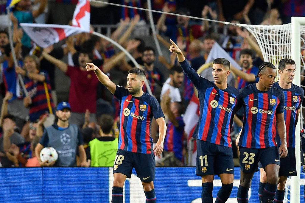 Barcelona menambah gol empat menit berselang lewat Ferran Torres menyambar umpan cungkil Dembele yang membuat kiper Plzen tidak berkutik. Skor 5-1 bertahan sampai peluit panjang berbunyi.