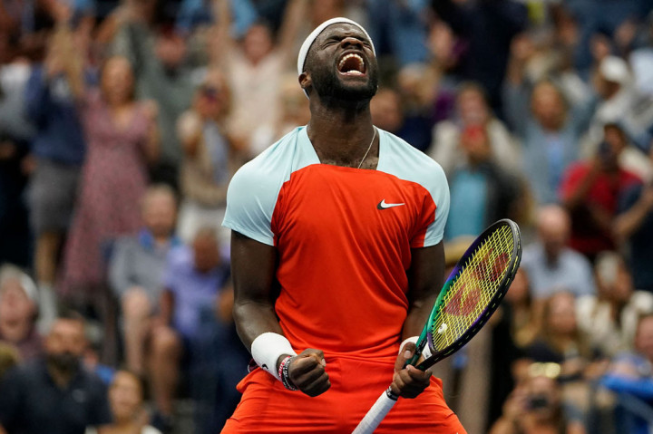 Petenis Amerika Serikat Frances Tiafoe melakukan selebrasi usai melangkah ke semifinal US Open 2022 dengan menundukkan Andrey Rublev pertandingan perempat final, Rabu 7 September 2022 waktu setempat.