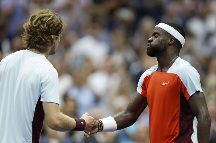 Tiafoe, yang ingin menjadi pria Afrika-Amerika pertama yang memenangi US Open sejak Arthue Ashe pada 1968, tampil gemilang untuk mengalahkan unggulan kesembilan asal Rusia Rublev 7-6(7/3) 7-6(7/0) 6-4 dalam dua jam 36 menit.