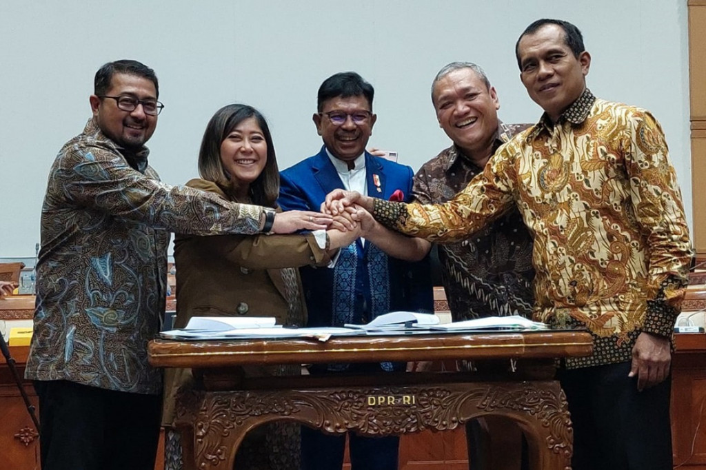 Komisi I DPR menggelar rapat kerja (Raker) bersama Menteri Komunikasi dan Informatika (Kominfo) Johnny G Platte. Rapat beragendakan pengambilan keputusan tingkat I pembahasan RUU Perlindungan Data Pribadi (PDP).