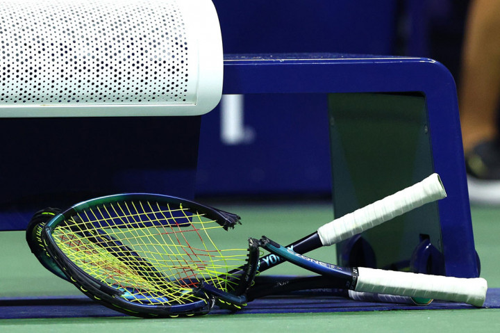 Penampakan dua raket yang dihancurkan Nick Kyrgios usai kekalahan dari Karen Khachanov di perempat final tunggal putra US Open 2022 di USTA Billie Jean King National Tennis Center, Selasa, 6 September 2022.