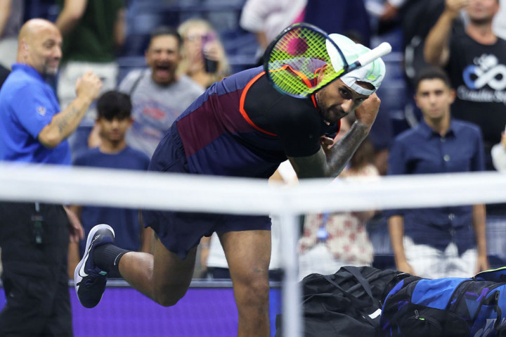Petenis Australia itu dengan keras menghancurkan dua raketnya ke permukaan Stadion Arthur Ashe setelah kekalahannya di perempat final lewat laga lima set pada hari Selasa, 6 September 2022.