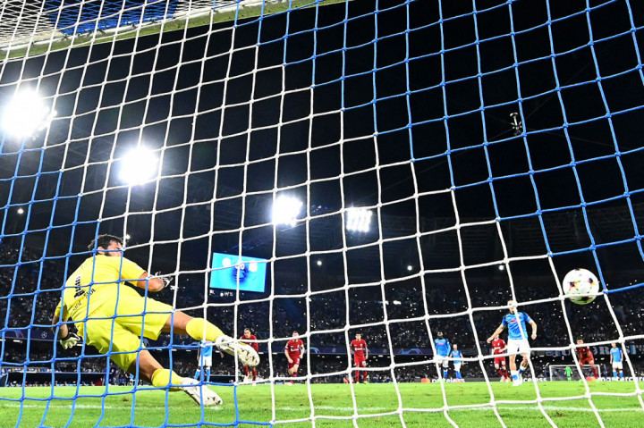 Pada menit ke-5 tim tamu diganjar penalti karena James Milner melakukan handball di kotak terlarang. Piotr Zielinski yang bertindak sebagai algojo menjalankan tugasnya dengan sempurna dan mengecoh Alisson Becker untuk membawa Napoli memimpin 1-0.