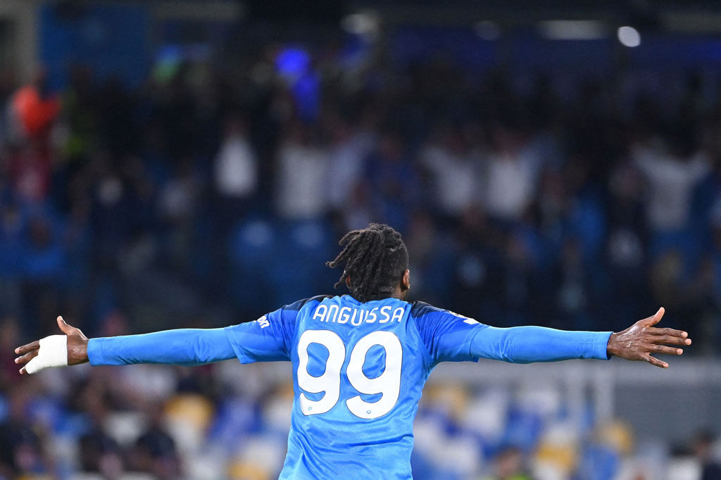 Giovanni Simeone membuat tim tamu kian menderita dengan mencetak gol ketiga timnya pada menit ke-45, setelah menyambar umpan tarik Kvaratskhelia. Napoli menutup babak pertama dengan keunggulan 3-0.