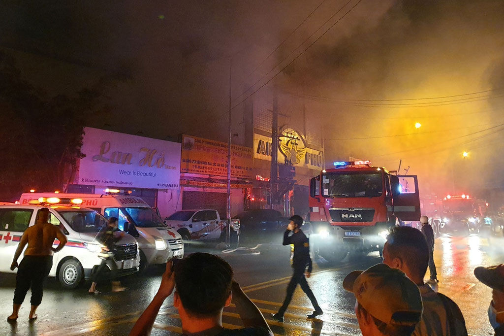 Petugas pemadam kebakaran berusaha memadamkan api yang melahap sebuah bar karaoke di Provinsi Binh Duong, utara Kota Ho Chi Minh, Vietnam, Rabu, 7 September 2022.
