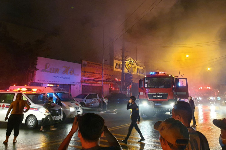 Petugas pemadam kebakaran berusaha memadamkan api yang melahap sebuah bar karaoke di Provinsi Binh Duong, utara Kota Ho Chi Minh, Vietnam, Rabu, 7 September 2022.