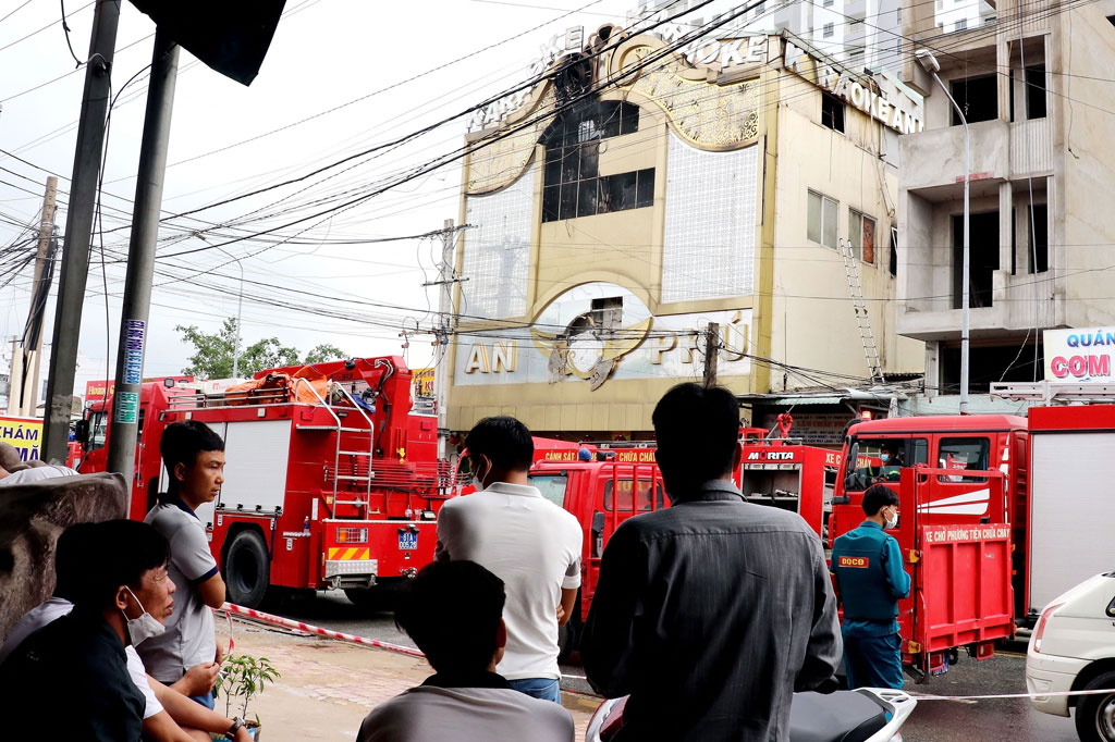 Api melalap lantai dua gedung pada Selasa malam, menjebak pelanggan dan staf saat asap tebal memenuhi tangga dan menghalangi pintu keluar darurat. Banyak yang berkerumun di balkon untuk menghindari kobaran api yang membesar dengan cepat, sementara yang lain terpaksa melompat dari gedung.
