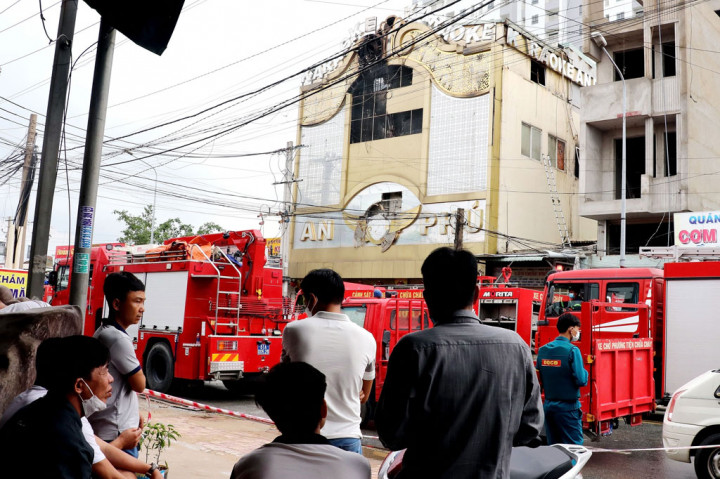 Api melalap lantai dua gedung pada Selasa malam, menjebak pelanggan dan staf saat asap tebal memenuhi tangga dan menghalangi pintu keluar darurat. Banyak yang berkerumun di balkon untuk menghindari kobaran api yang membesar dengan cepat, sementara yang lain terpaksa melompat dari gedung.