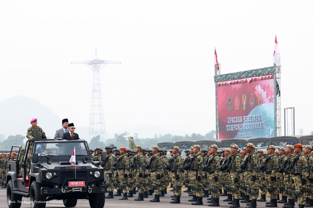 Wakil Presiden Ma'ruf Amin didampingi Menteri Pertahanan Prabowo Subianto menjadi Inspektur Upacara Penetapan Komponen Cadangan (Komcad) TNI, di Lapangan Terbang Suparlan, Pusat Pendidikan dan Latihan Pasukan Khusus Kopassus, Batujajar, Bandung, Jawa Barat, Kamis, 8 September 2022.
